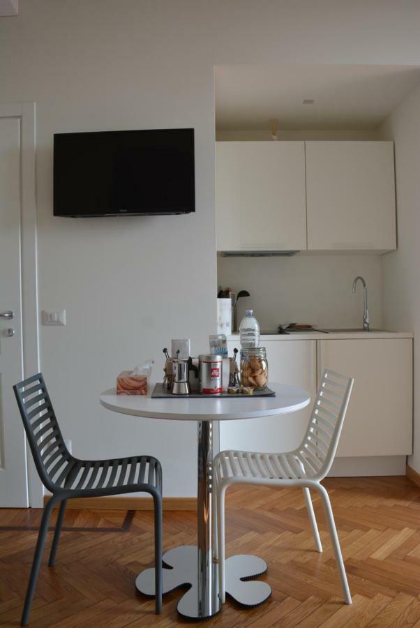 Aria Di Casa - Navigli Darsena Apartment มิลาน ภายนอก รูปภาพ